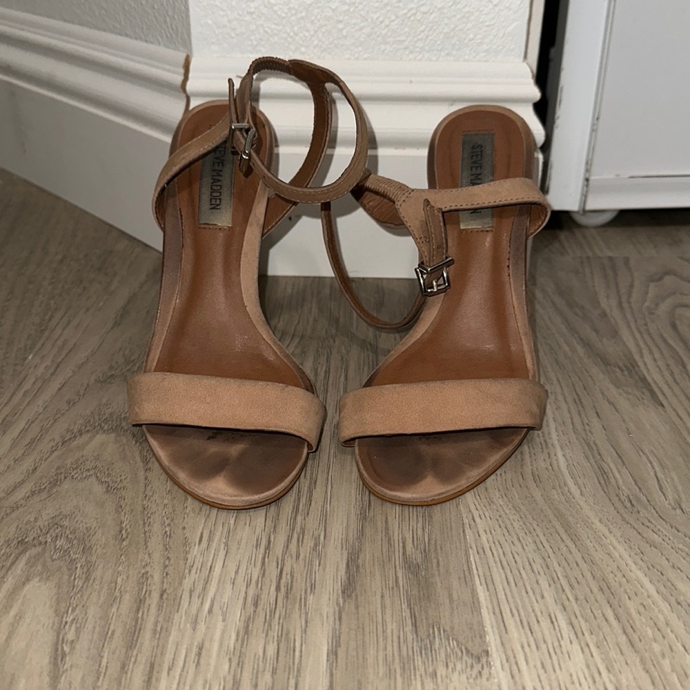 Steve Madden Landen 5.5 tan or beige suede.